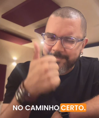 Recebemos um e-mail do Behance, a maior rede criativa do mundo. Projetos de branding do mundo inteiro são exibidos lá, mas semanalmente, uma equipe de curadoria da própria rede seleciona trabalhos relevantes. E nosso projeto FAVILLA, em parceria com nossos parceiros da @chadebold que dividiu a autoria desse trabalho com a gente, foi apresentado na categoria Branding.