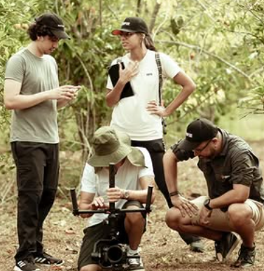 Um pouquinho dos bastidores de três dias intensos de gravação em Alagoinhas. Muito trabalho, parcerias e boas risadas no meio do caminho.  Foi um VT extenso, construído com dedicação de muita gente. Nosso agradecimento a todos que fizeram parte. ❤️
